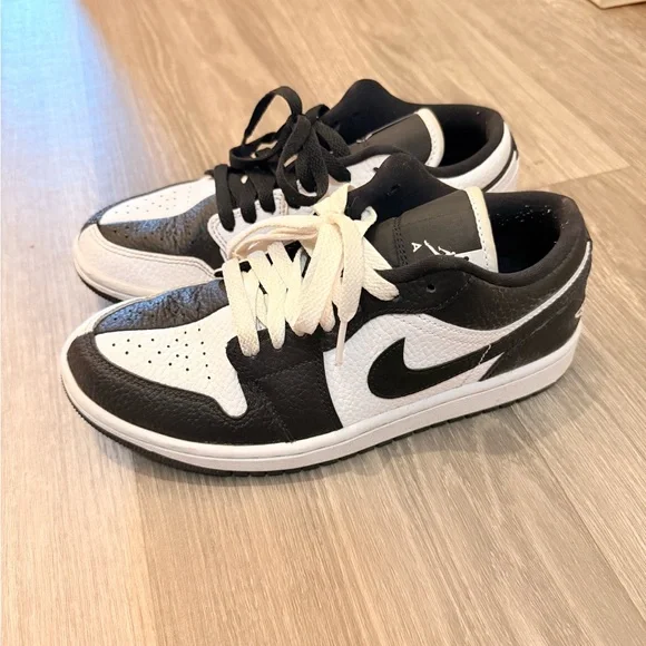 Women’s Air Jordan 1 Low SE ‘Homage’ Leather Sneakers - Picture 3 of 6